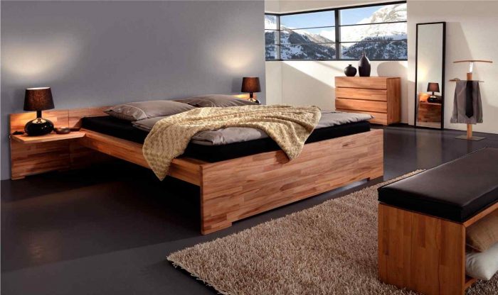 Деревянная кровать.