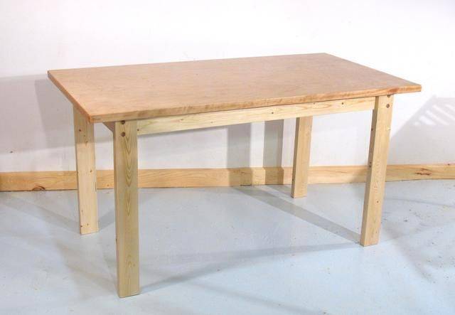 простой стол из дерева